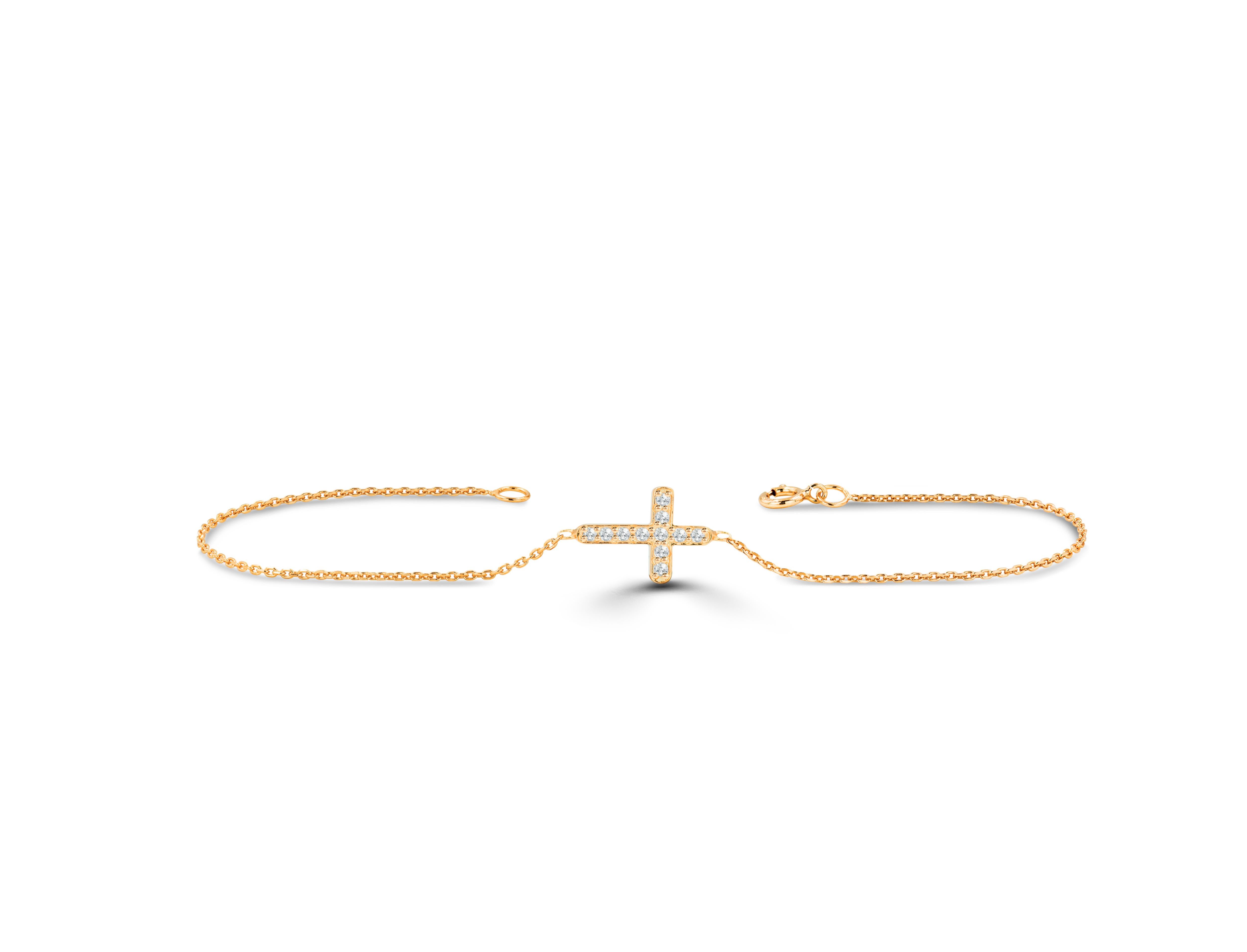 Das 0,08-Karat-Diamant-Sideway-Cross-Armband ist ein perfektes religiöses Armband, mit dem Sie sich beim Tragen wohl und geschützt fühlen. Dieses Armband kann in der Goldfarbe und dem Goldkarat Ihrer Wahl angepasst werden. Tragen Sie dieses Armband