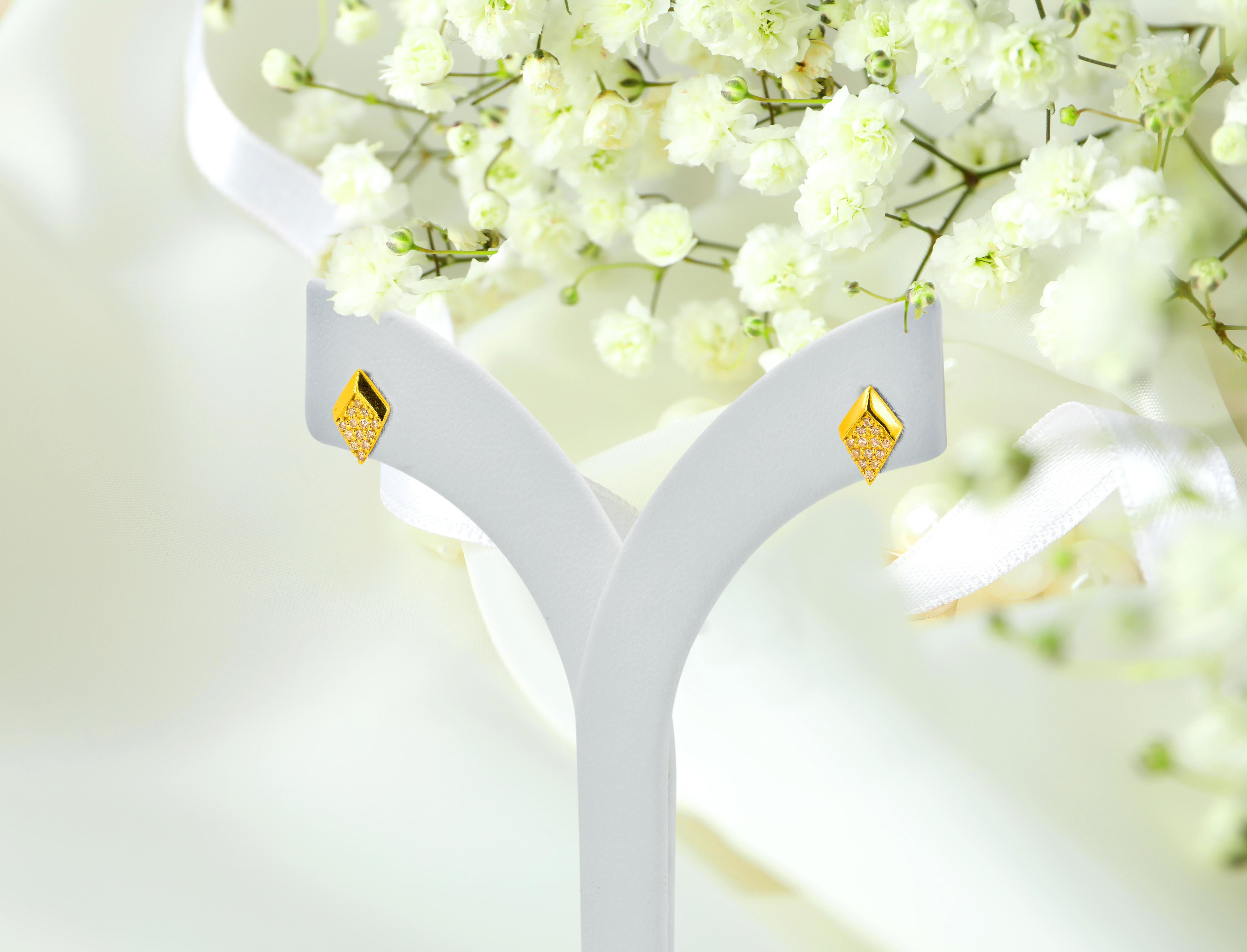 18k Gold Dainty Diamond Cluster Stud Earrings Arrow Diamond Studs For Sale 4