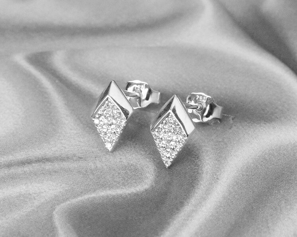 Round Cut 18k Gold Dainty Diamond Cluster Stud Earrings Arrow Diamond Studs For Sale