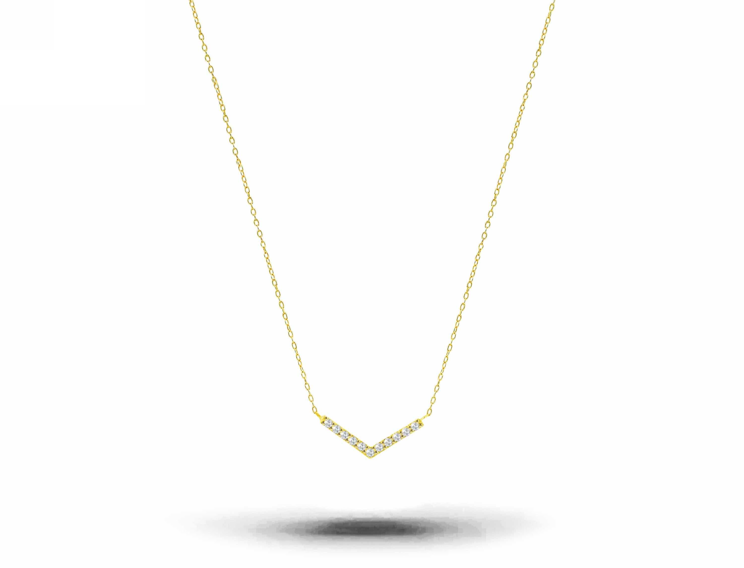 Délicat collier à chevrons avec diamant naturel en or massif 18 carats disponible en trois couleurs : or rose, or blanc et or jaune.

Ce collier moderne et minimaliste est un cadeau parfait pour vos proches et peut être porté en toute occasion ou au