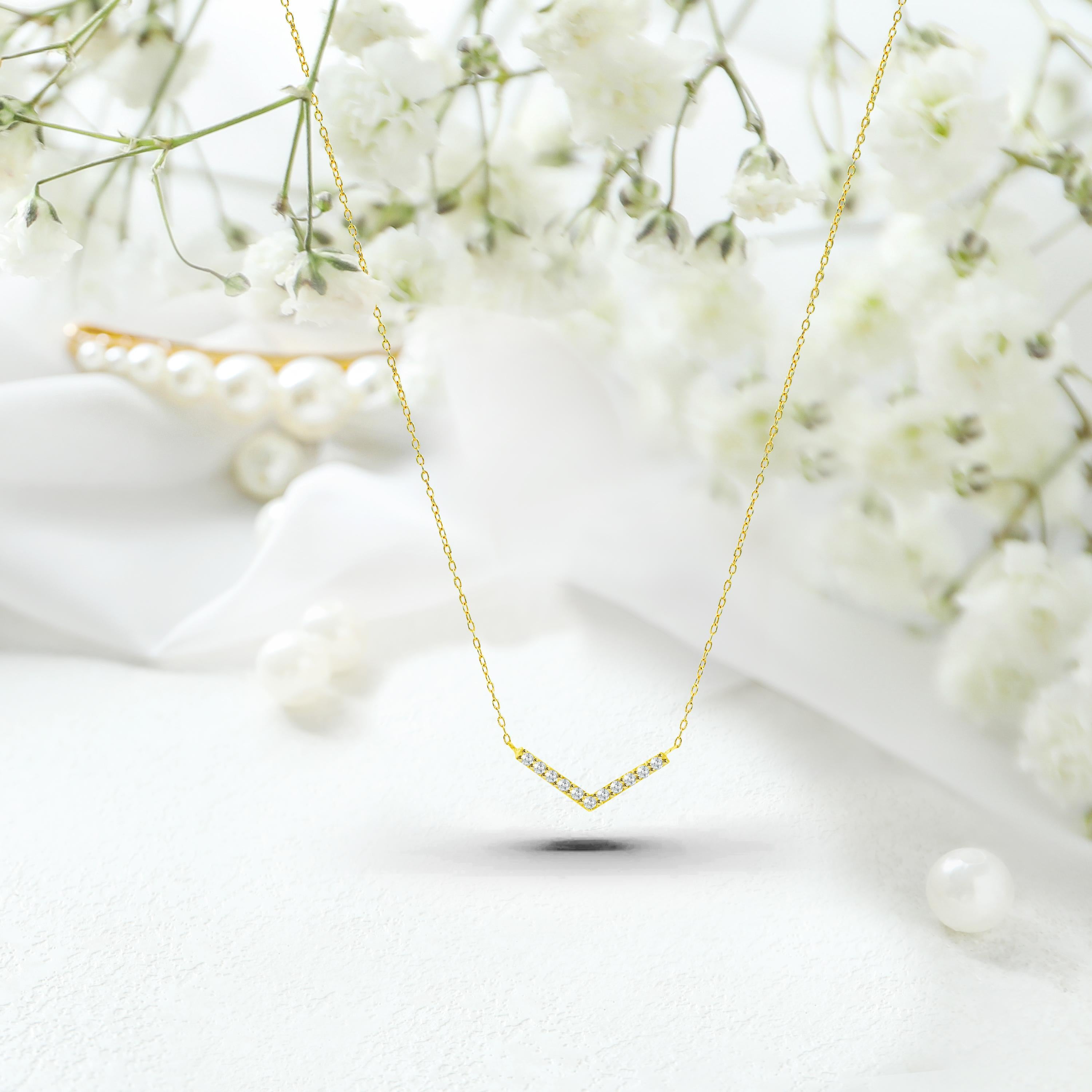 Taille ronde Collier en or 18 carats pavé de diamants « Dainty Pave », cadeau de Valentin moderne et minimaliste en vente