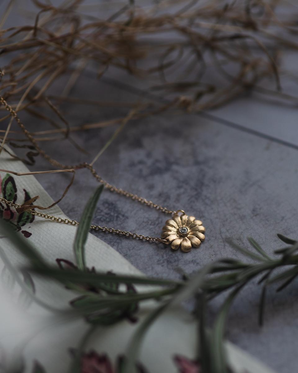 Brilliant Cut 18K Gold Daisy Diamond Necklace For Sale