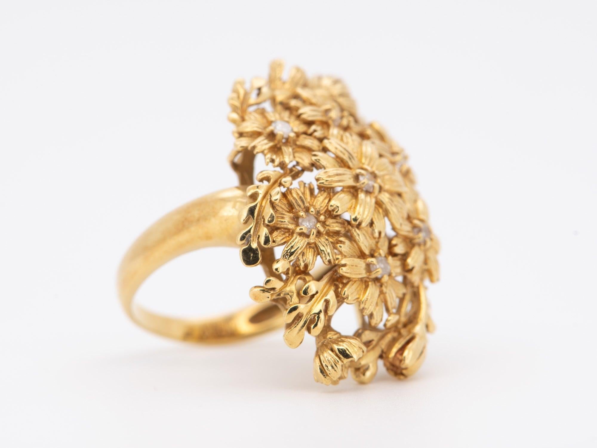 ♥ Bague en or 18K Daisy Flower Cluster avec diamant 9g+ Stunning Three-Dimensional Floral Design R6709

Les fleurs se chevauchent légèrement et créent un effet tridimensionnel. Le bijoutier a dû couler les fleurs individuellement, puis les assembler
