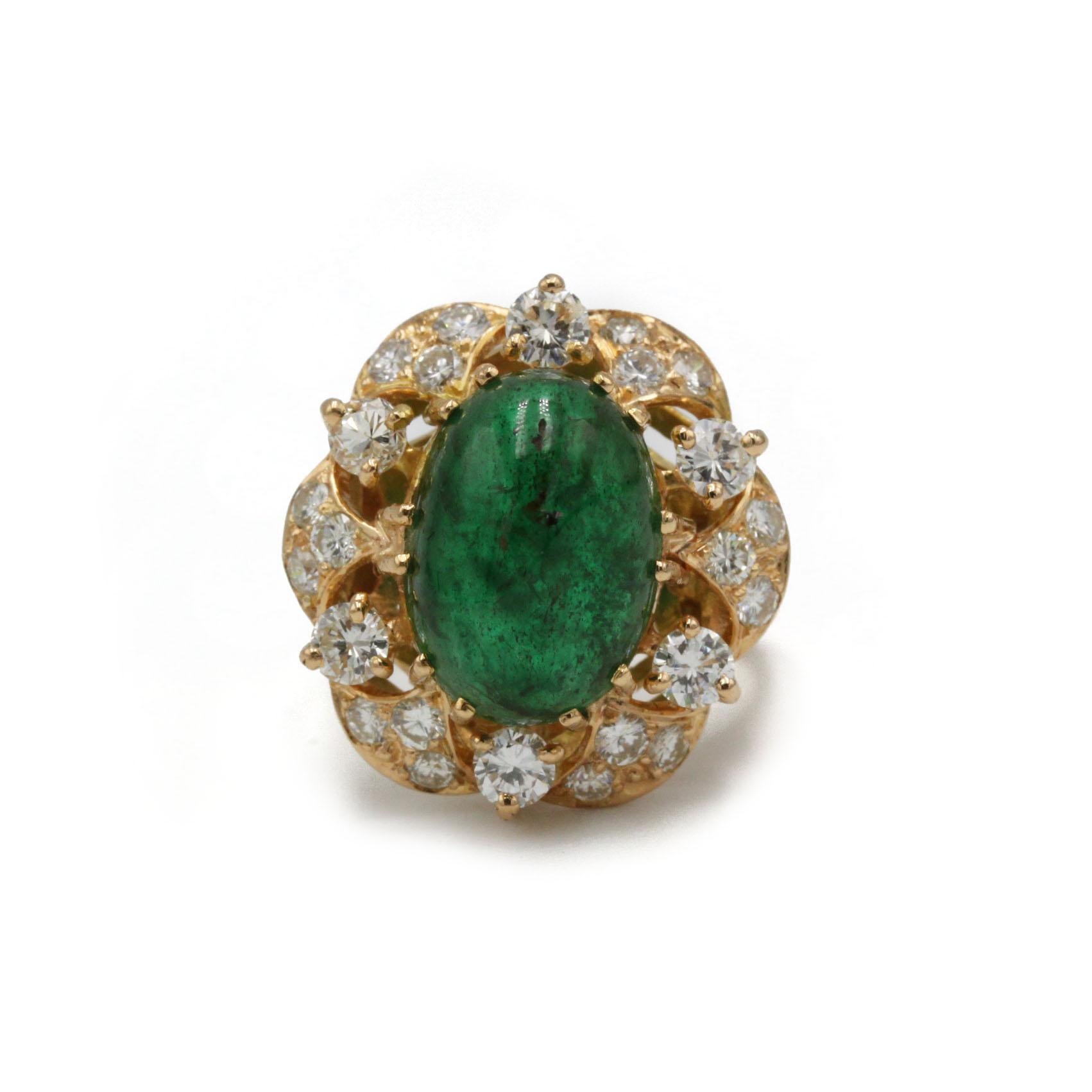 Este llamativo anillo margarita de oro amarillo de 18 quilates presenta una magnífica esmeralda cabujón de aproximadamente 8 quilates, que exhibe un color verde intenso y profundo con características internas naturales típicas de las esmeraldas