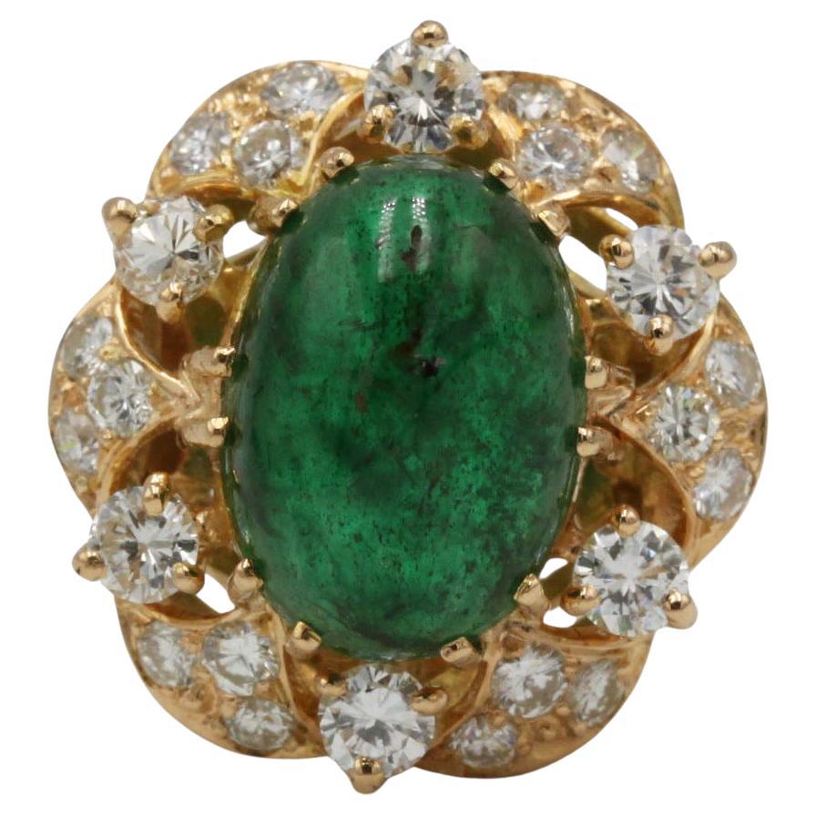 Anello a margherita in oro 18K con smeraldo cabochon da 8ct e diamanti