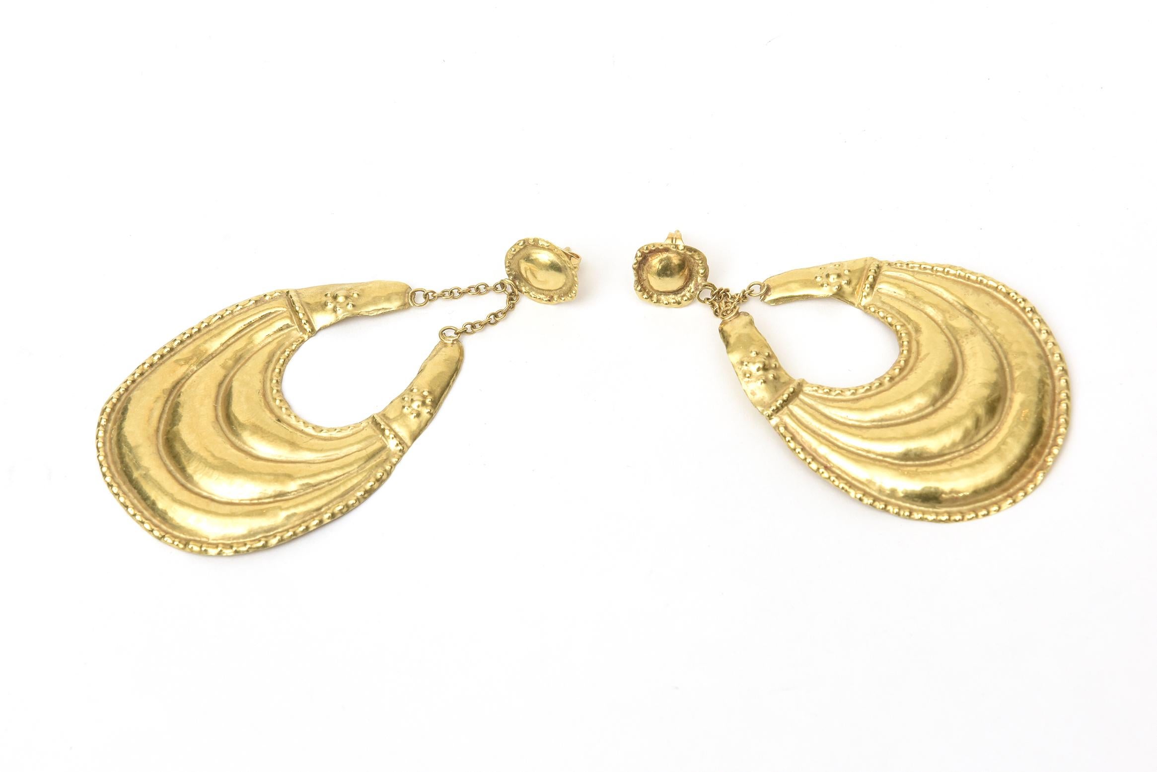 These very fine Etruscan revival style 18K gold Italian pair of pierced earrings are from an important jeweler from the 70's in Capri, Italy. They are very light in weight and fine as in the workmanship. They are a bit more fragile because of the