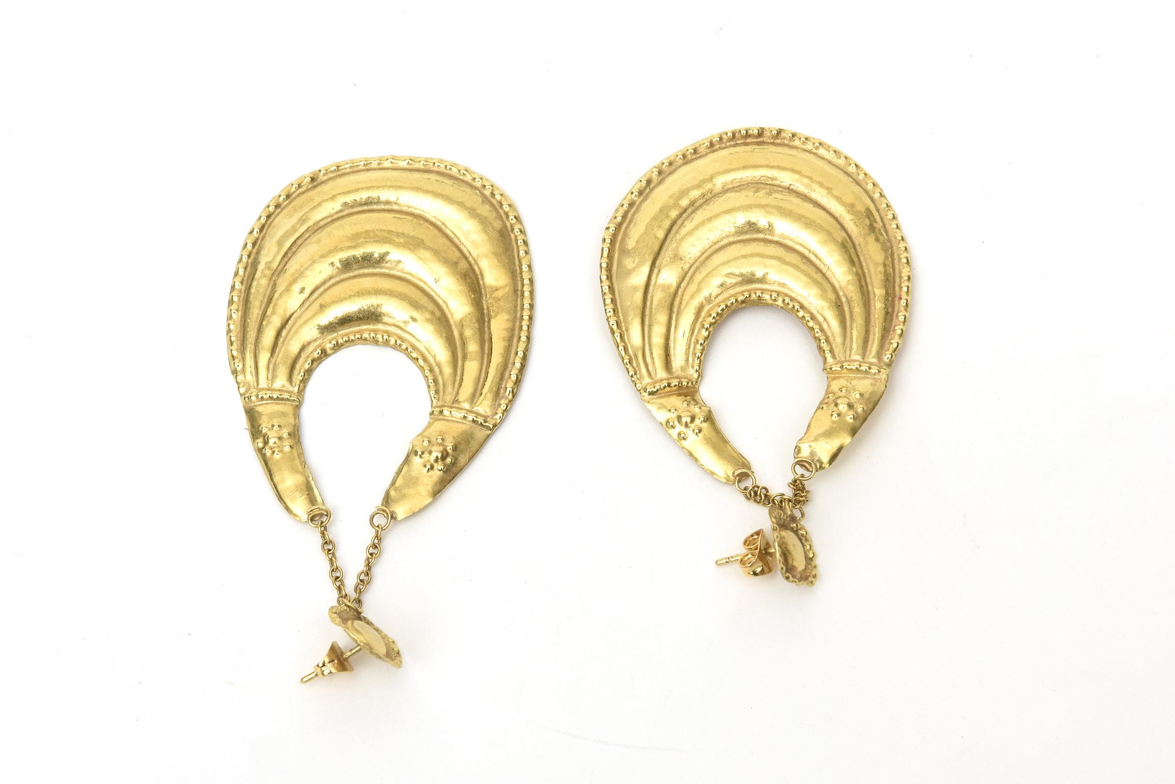 18 Karat Gold Dangle Pierced Earrings Italian Vintage In Good Condition For Sale In North Miami, FL