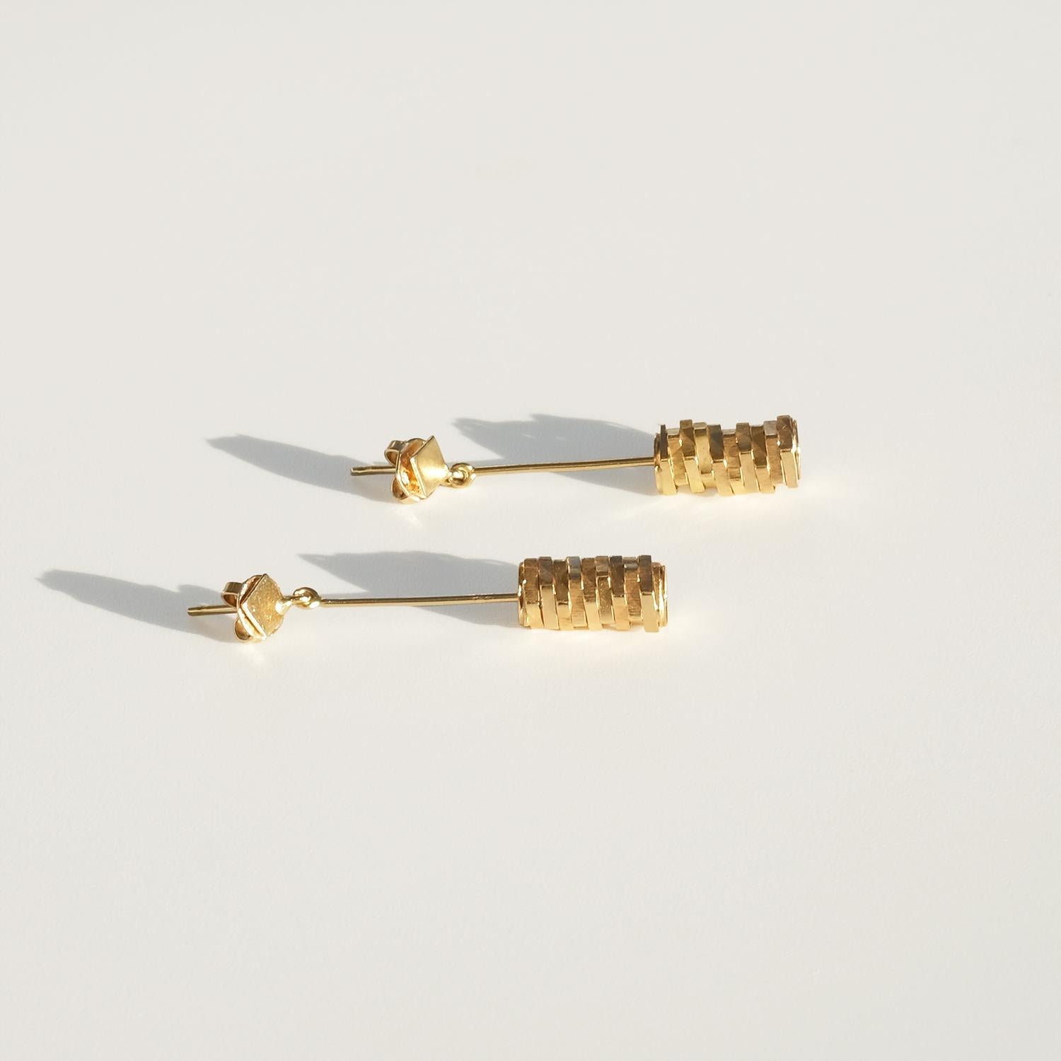 Orecchini pendenti in oro 18K Made 1970 in vendita 1