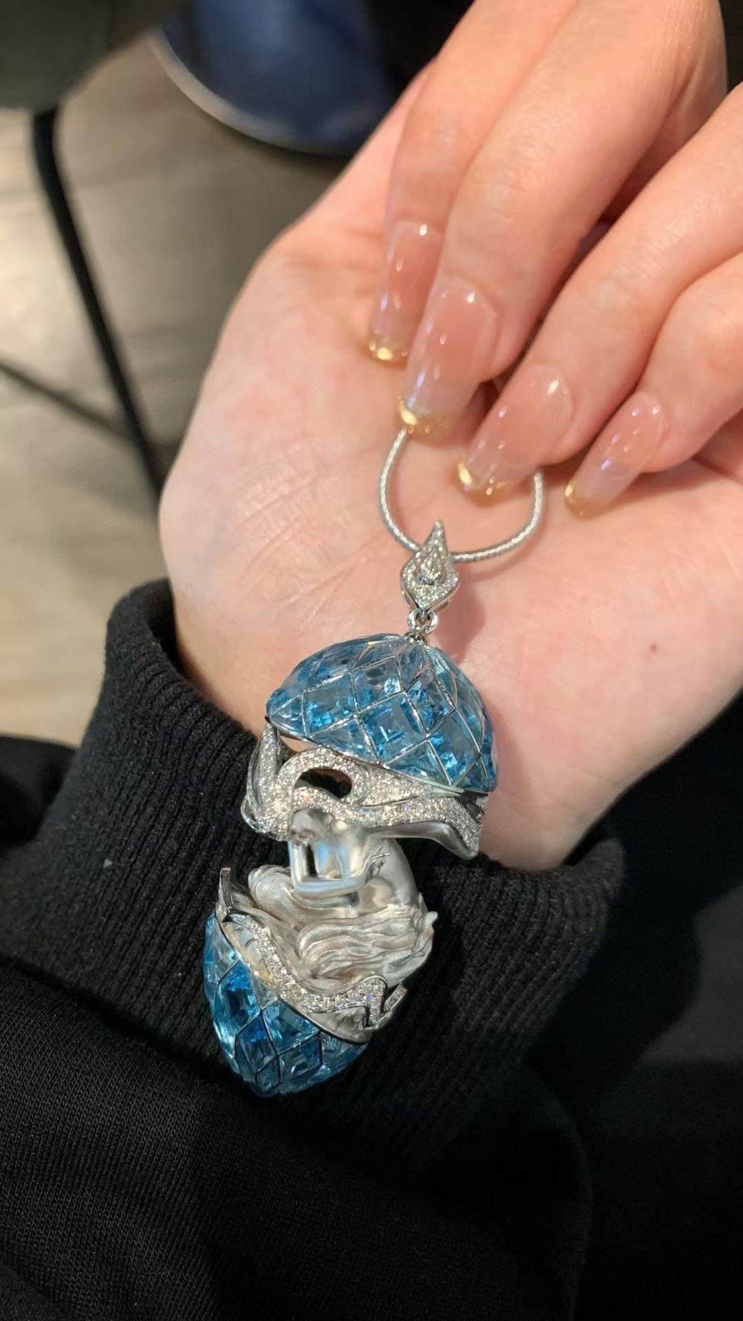 Ciondolo a conchiglia in oro 18K 