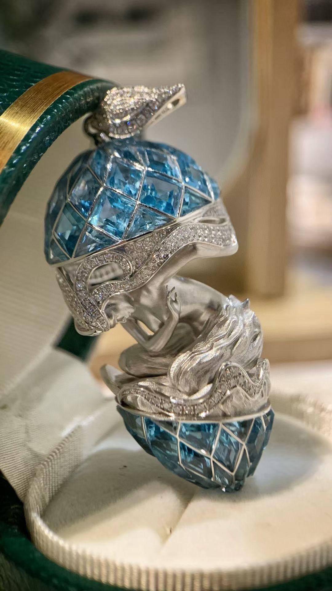 Ciondolo a conchiglia in oro 18K 