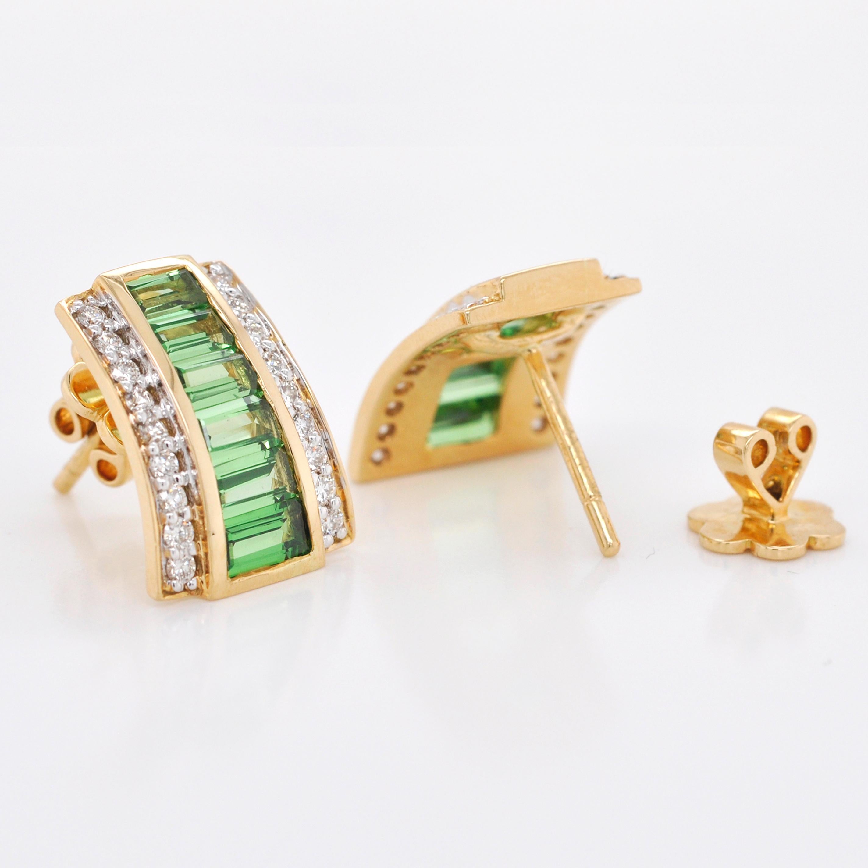 Clous d'oreilles de style Art déco en or 18 carats avec tsavorite démantoïde et diamants baguettes en vente 1