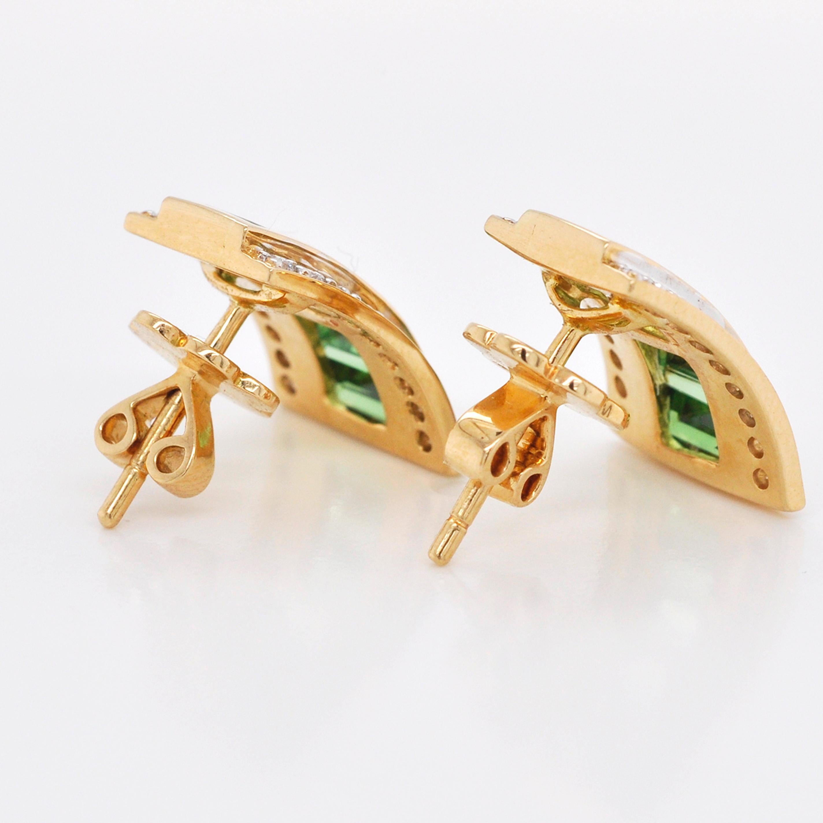 Clous d'oreilles de style Art déco en or 18 carats avec tsavorite démantoïde et diamants baguettes en vente 2