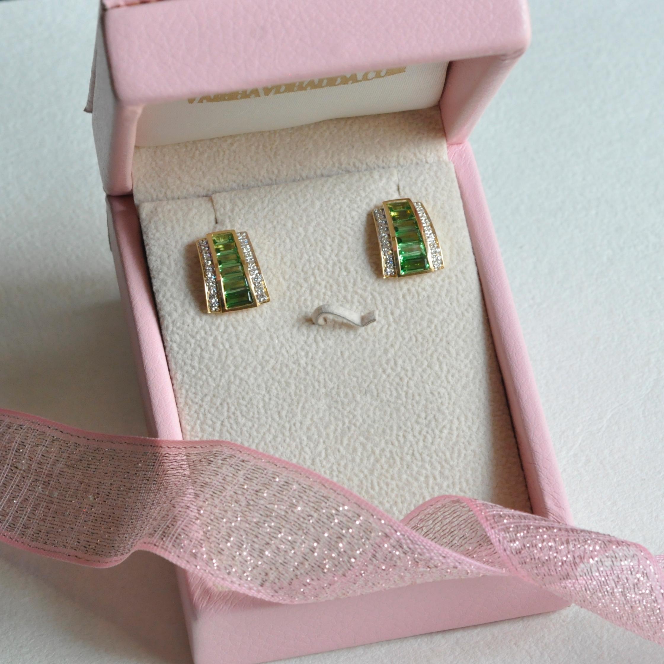 Clous d'oreilles de style Art déco en or 18 carats avec tsavorite démantoïde et diamants baguettes en vente 4