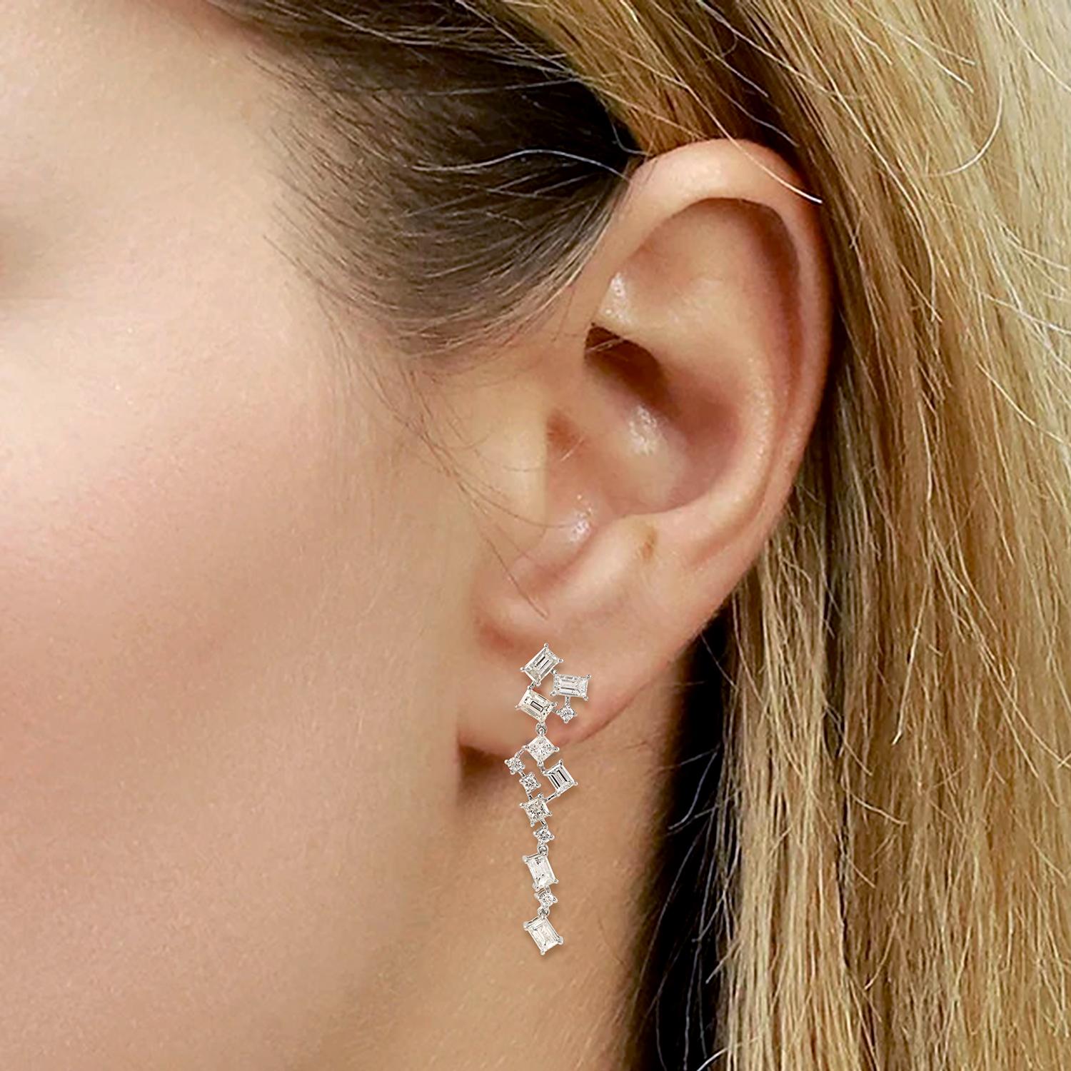 Moderne Boucles d'oreilles pendantes en or 18 carats avec diamants baguettes en vente