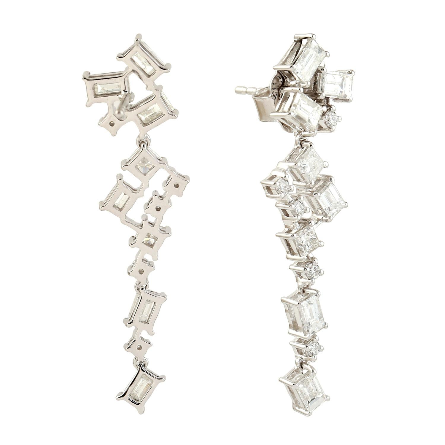 Taille mixte Boucles d'oreilles pendantes en or 18 carats avec diamants baguettes en vente