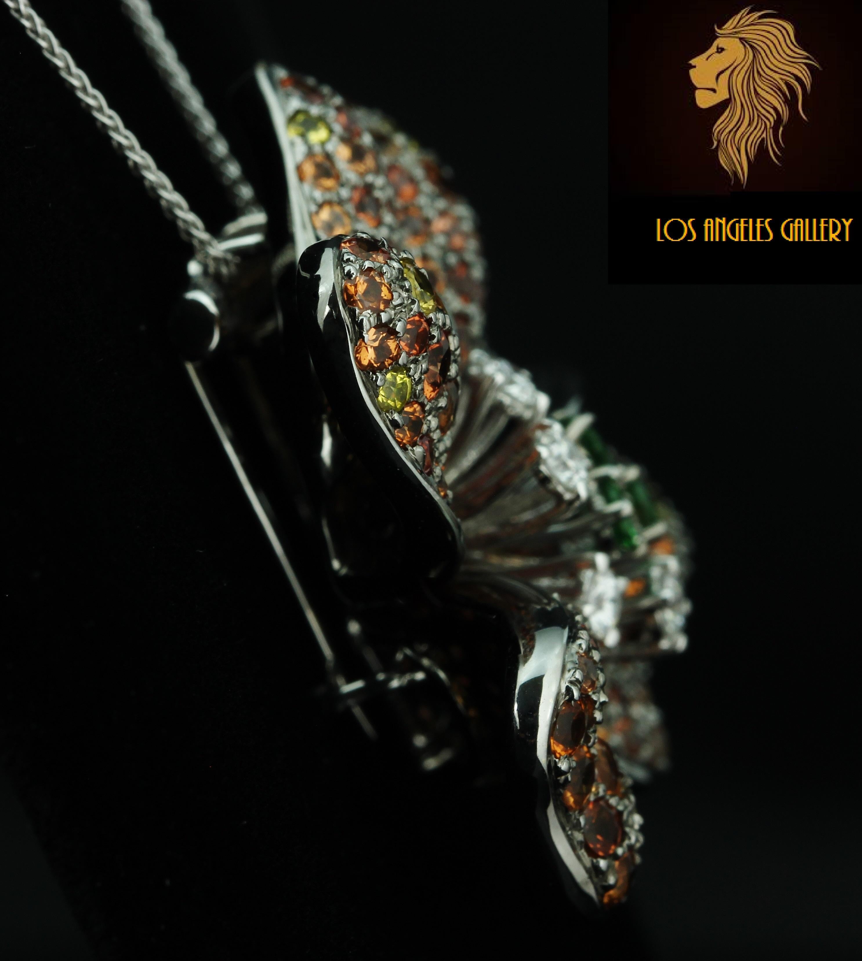 Broche pendentif de designer en or 18 carats avec diamants, tsavorites et saphirs de 8,21 carats 1