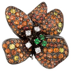 Broche pendentif de designer en or 18 carats avec diamants, tsavorites et saphirs de 8,21 carats