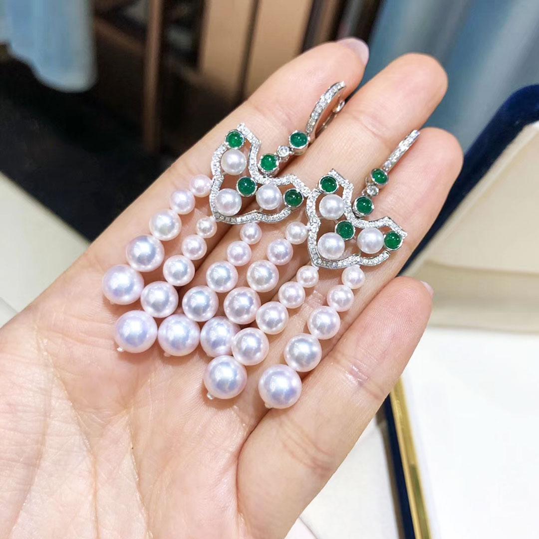 【Crown Radiance】Pendientes de noche de perlas Akoya y diamantes esmeralda con florecimiento de borlas en Nuevo estado para la venta en New York, NY