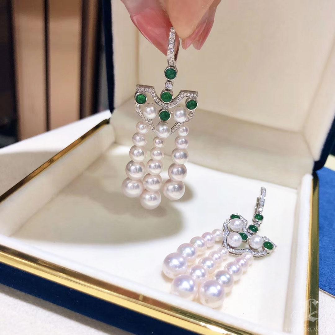 【Crown Radiance】Pendientes de noche de perlas Akoya y diamantes esmeralda con florecimiento de borlas en venta 3