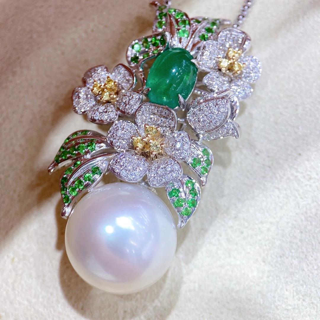【Vine Symphony】Floral Esmeralda Bloom Aurora 14-15mm South Sea Pearl Pendant en Nuevo estado para la venta en New York, NY