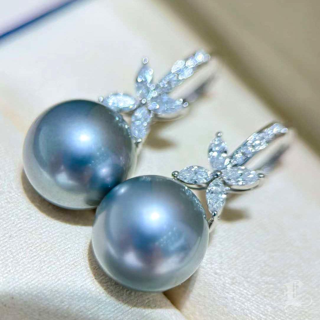 【Crown Radiance】Noir Bloom Aurora Tahitian Pearl & Diamond Earrings In New Condition For Sale In New York, NY