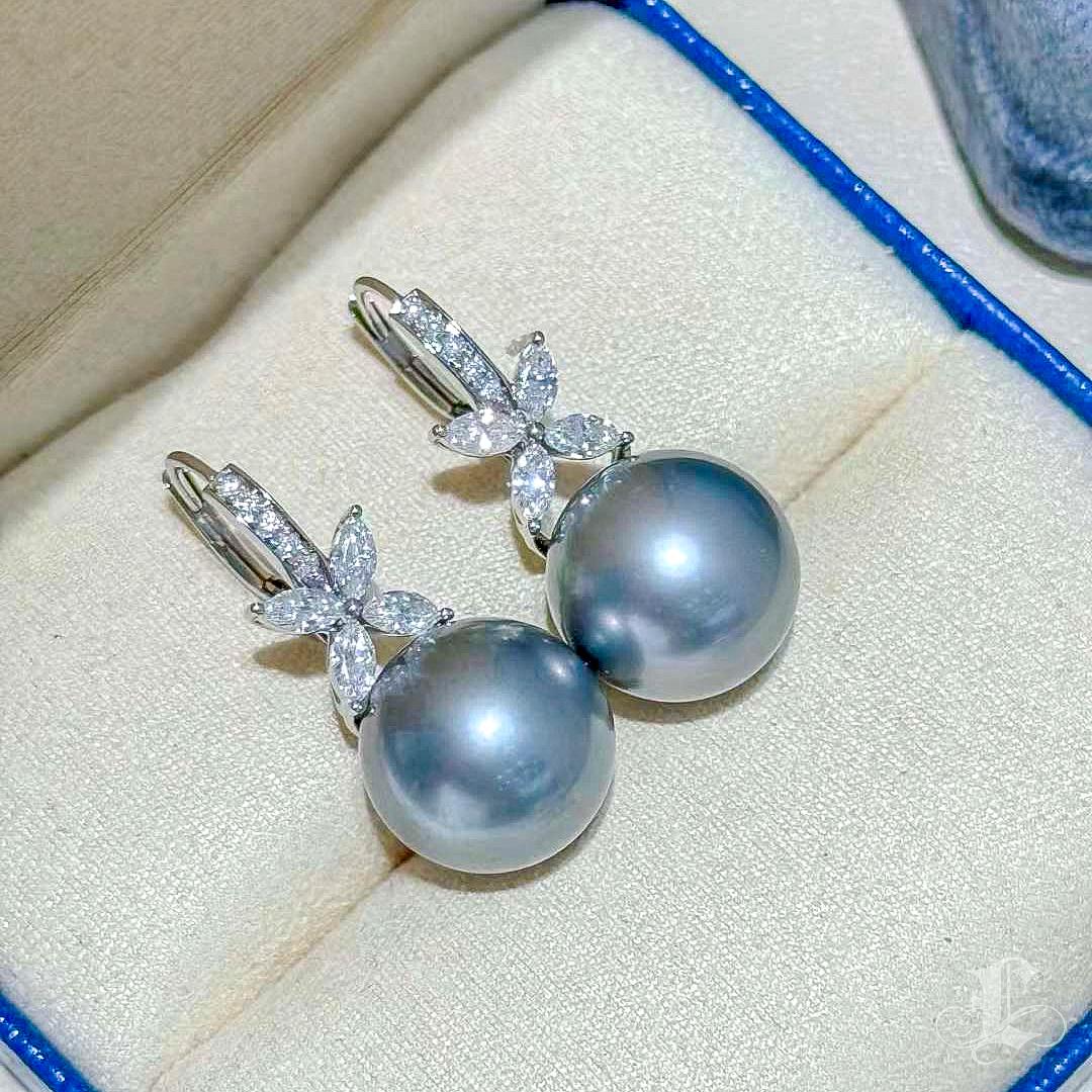 【Crown Radiance】Noir Bloom Aurora Tahitian Pearl & Diamond Earrings For Sale 1