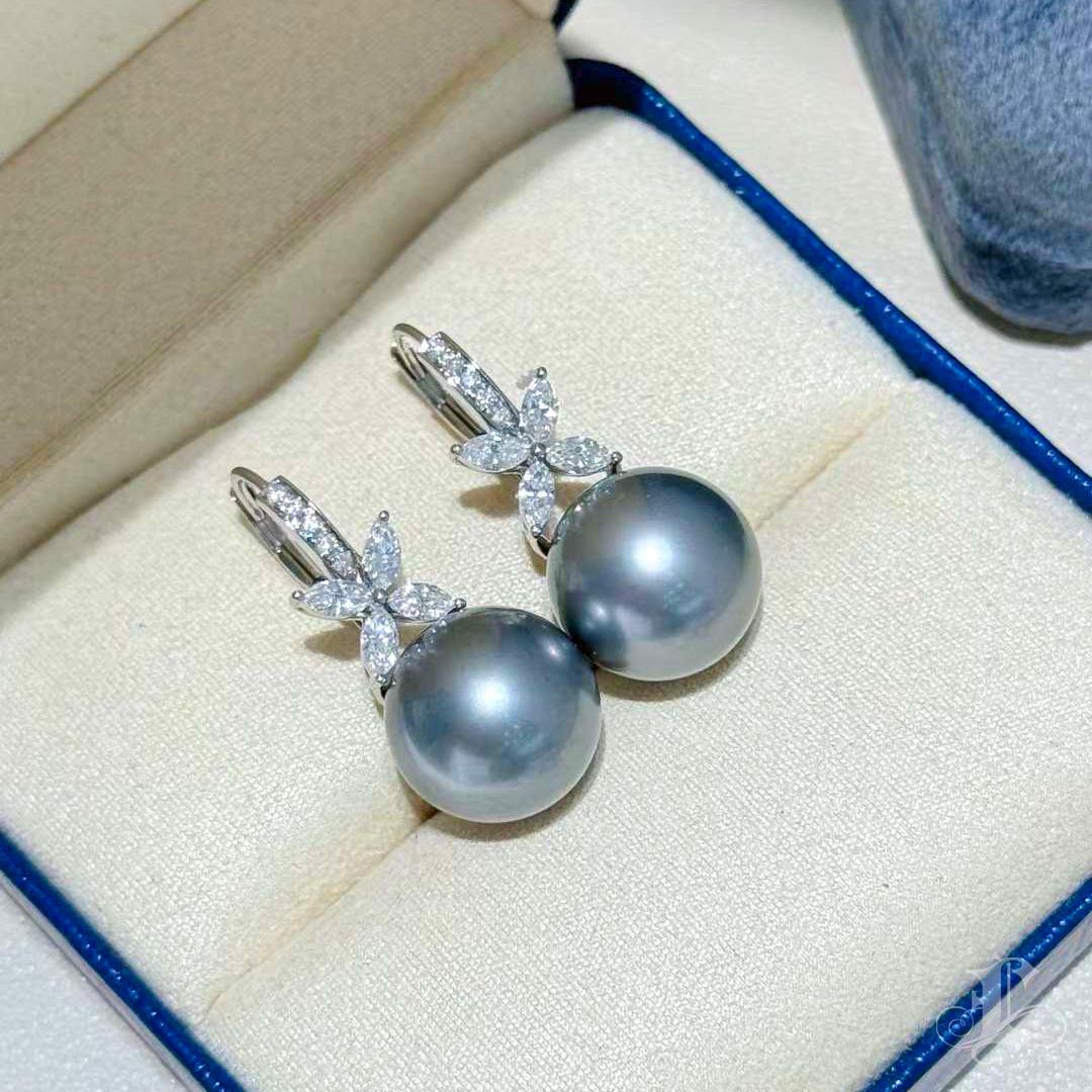 【Crown Radiance】Noir Bloom Aurora Tahitian Pearl & Diamond Earrings For Sale 2