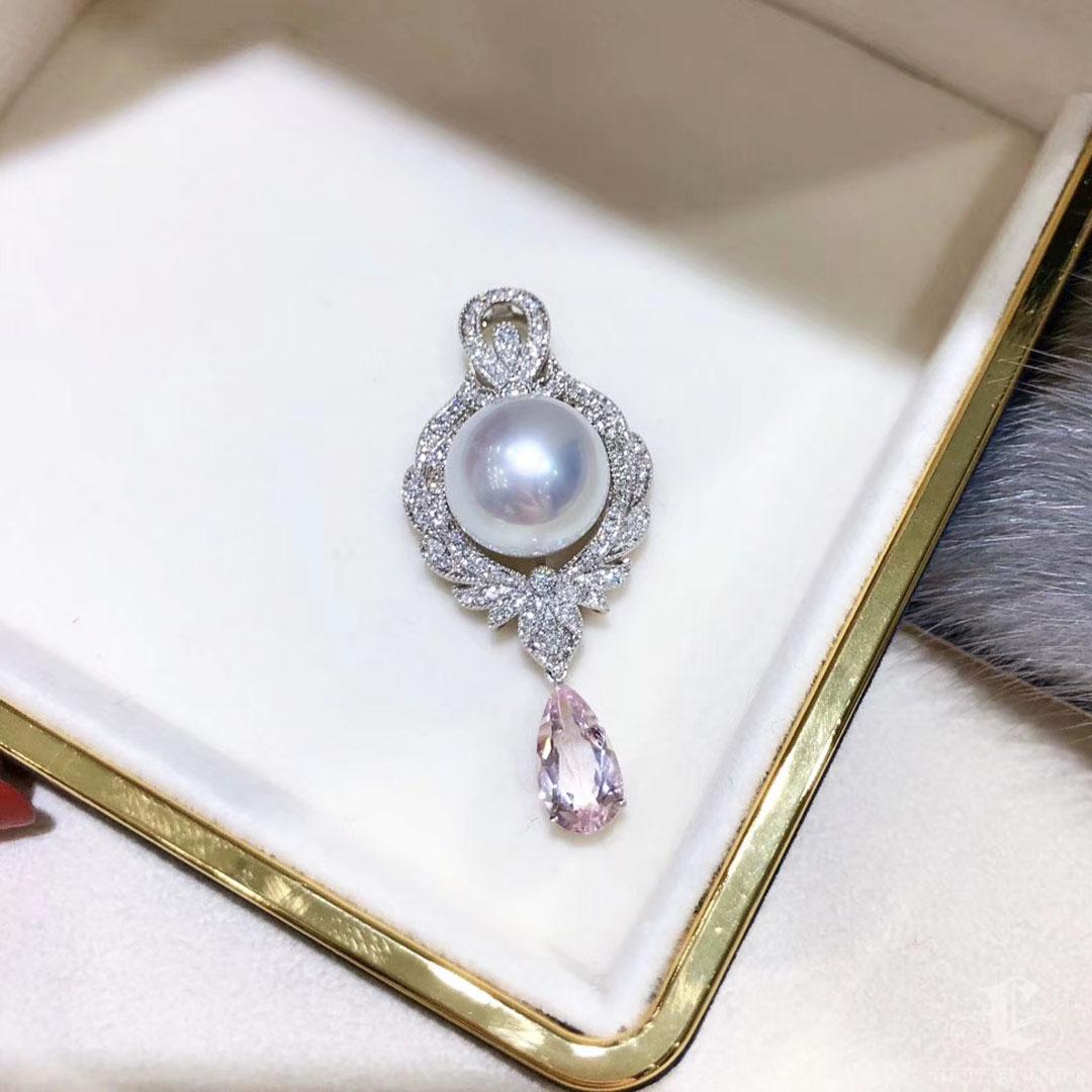 【Crown Radiance】Celestial Crest Aurora Pendentif en perles des mers du Sud et diamants béryls Neuf - En vente à New York, NY
