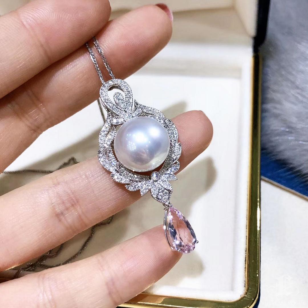 【Crown Radiance】Celestial Crest Aurora Pendentif en perles des mers du Sud et diamants béryls en vente 1
