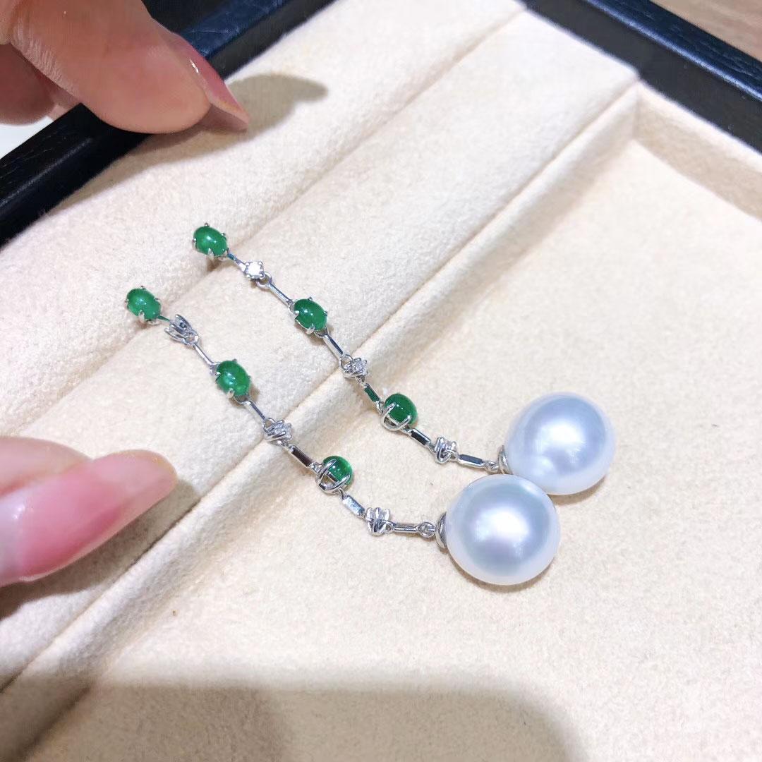 【Lustre Arc】Empress Cascade Aurora South Sea Pearl Emerald Earrings In New Condition For Sale In New York, NY