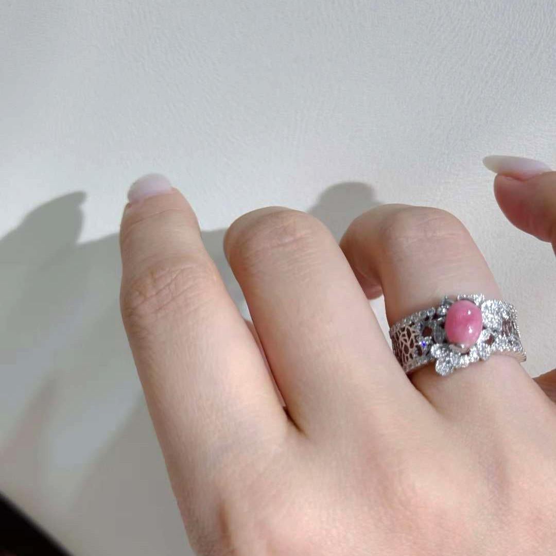 Introducing the Conchéa — Blushing Lace Ring, a delicate symphony of romance and refinement. At its heart lies a 1.60ct natural conch pearl in a soft blushing pink hue, kissed by a faint flame pattern that shimmers like morning light. The pearl's