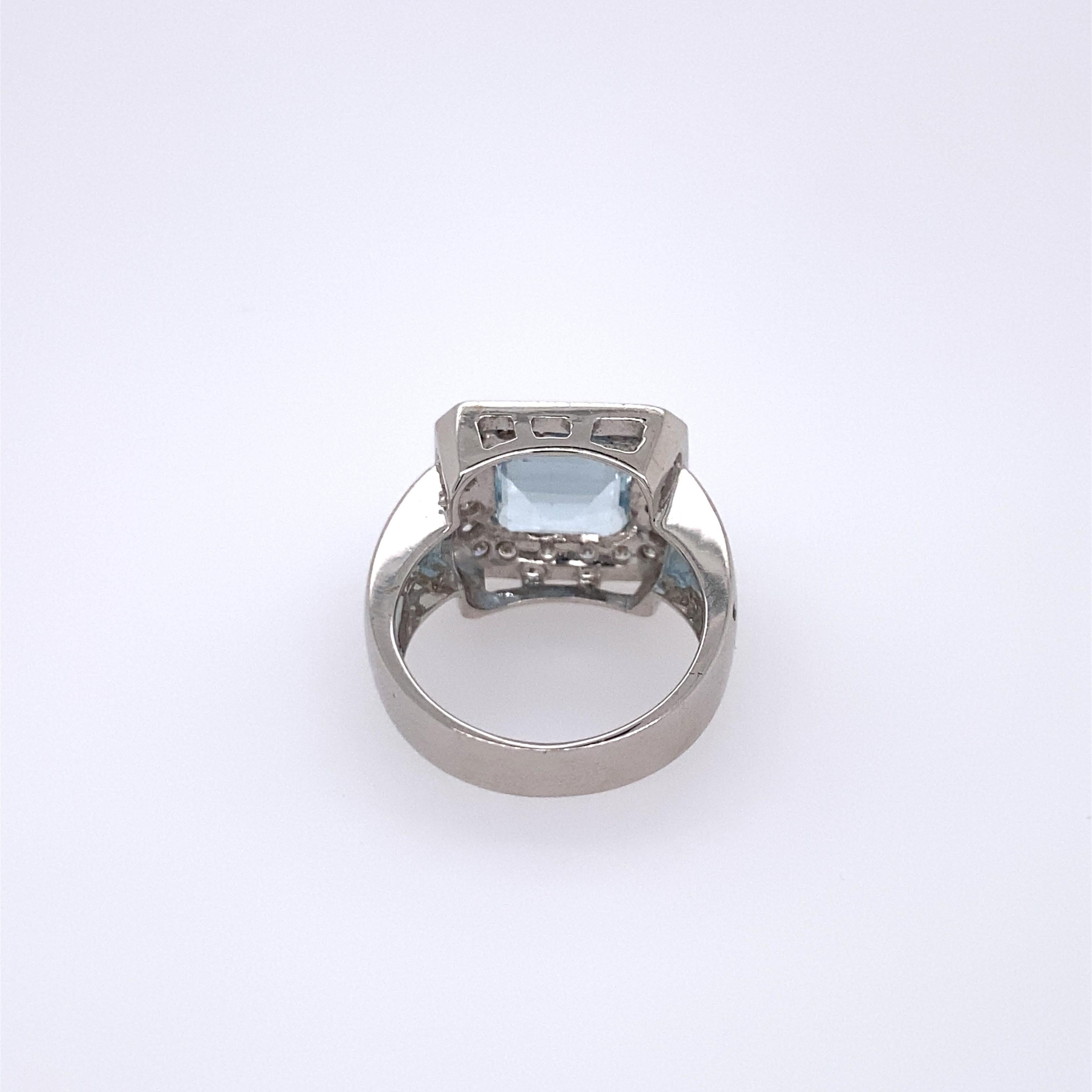 Contemporary 18 Karat Gold Diamond 1.63 Carat Aquamarine Ring For Sale