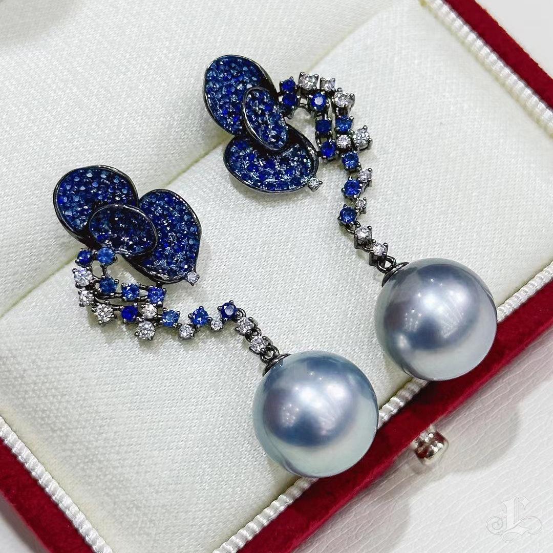 【Vine Symphony】Orbitale in oro nero con perle di Tahiti e zaffiri In condizioni Nuovo in vendita a New York, NY