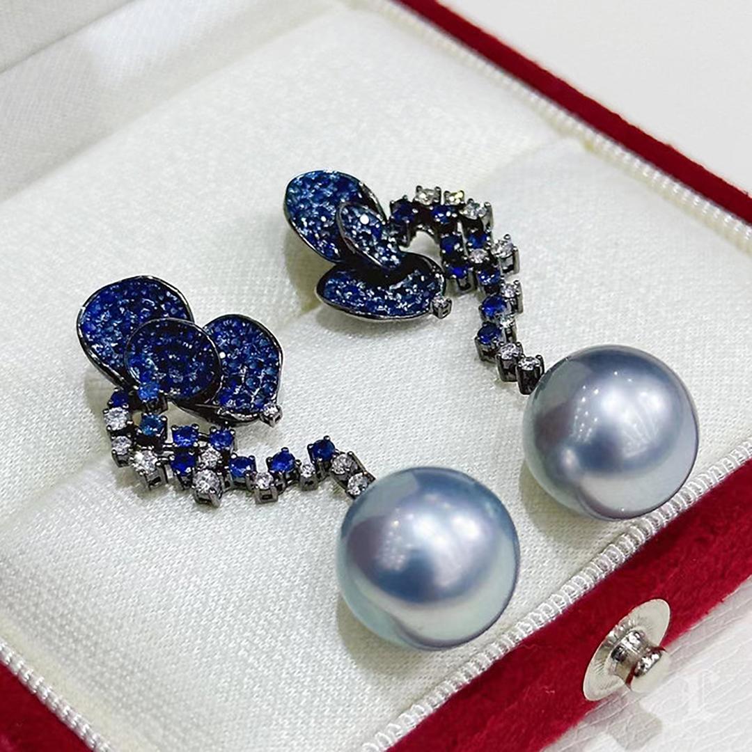 【Vine Symphony】Orbitale in oro nero con perle di Tahiti e zaffiri in vendita 1