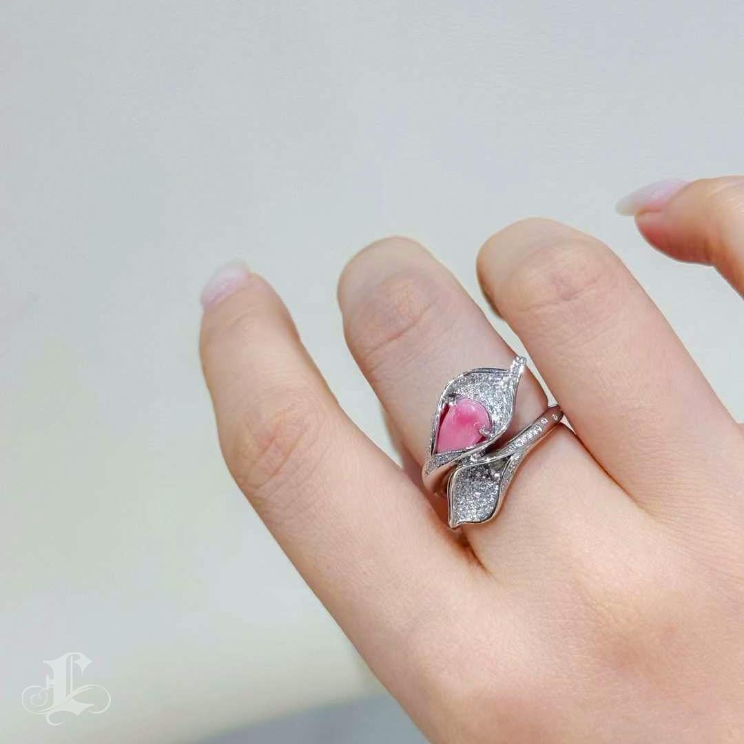 Inspired by the tender curves of a calla lily, this sculptural ring cradles a 1.73ct flamingo pink conch pearl with a soft flame and luminous luster. The sleek silhouette and enveloping petals are brought to life with over 0.53ct of pavé-set natural
