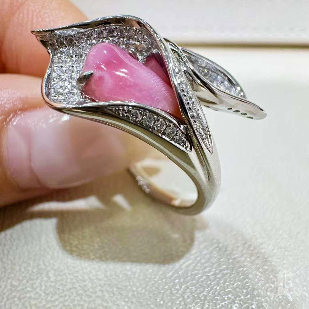 【Conchéa】Calla Flame Bloom Conch Pearl Floral Ring — 1.73ct In New Condition For Sale In New York, NY