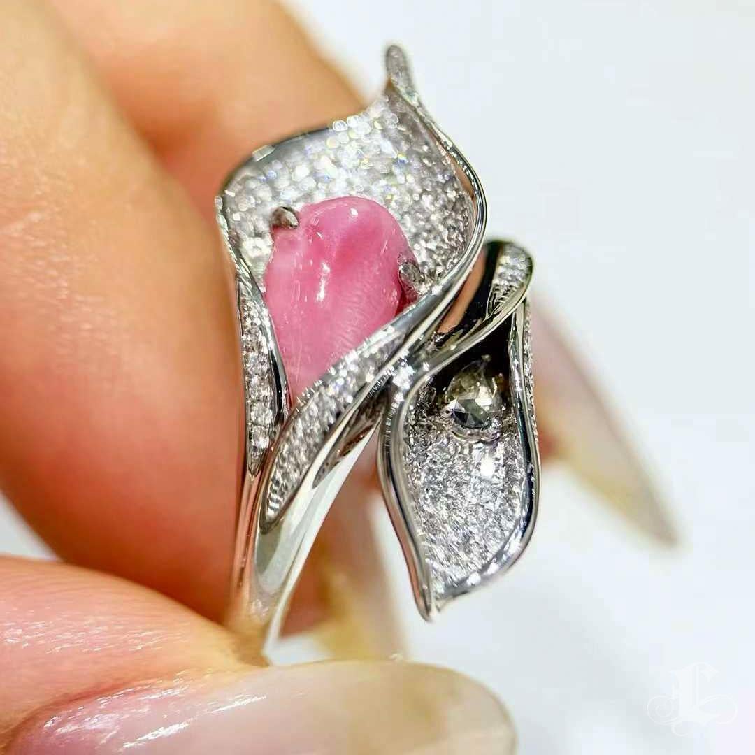 【Conchéa】Calla Flame Bloom Conch Pearl Floral Ring — 1.73ct For Sale 3