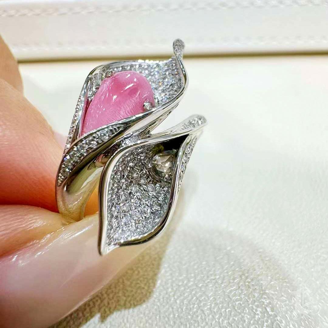 【Conchéa】Calla Flame Bloom Conch Pearl Floral Ring — 1.73ct For Sale 4