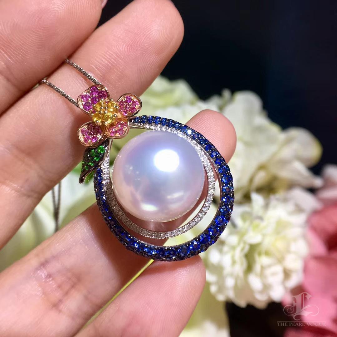 【Vine Symphony】Blossom Orbit Aurora 15-16mm South Sea Pearl Sapphire Pendant In New Condition For Sale In New York, NY