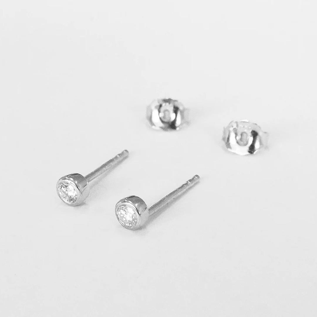 Clous d'oreilles en or 18 carats avec diamants de 2,5 mm et diamants taille  Dainty  sertis sur le chaton Neuf - En vente à Bangkok, TH