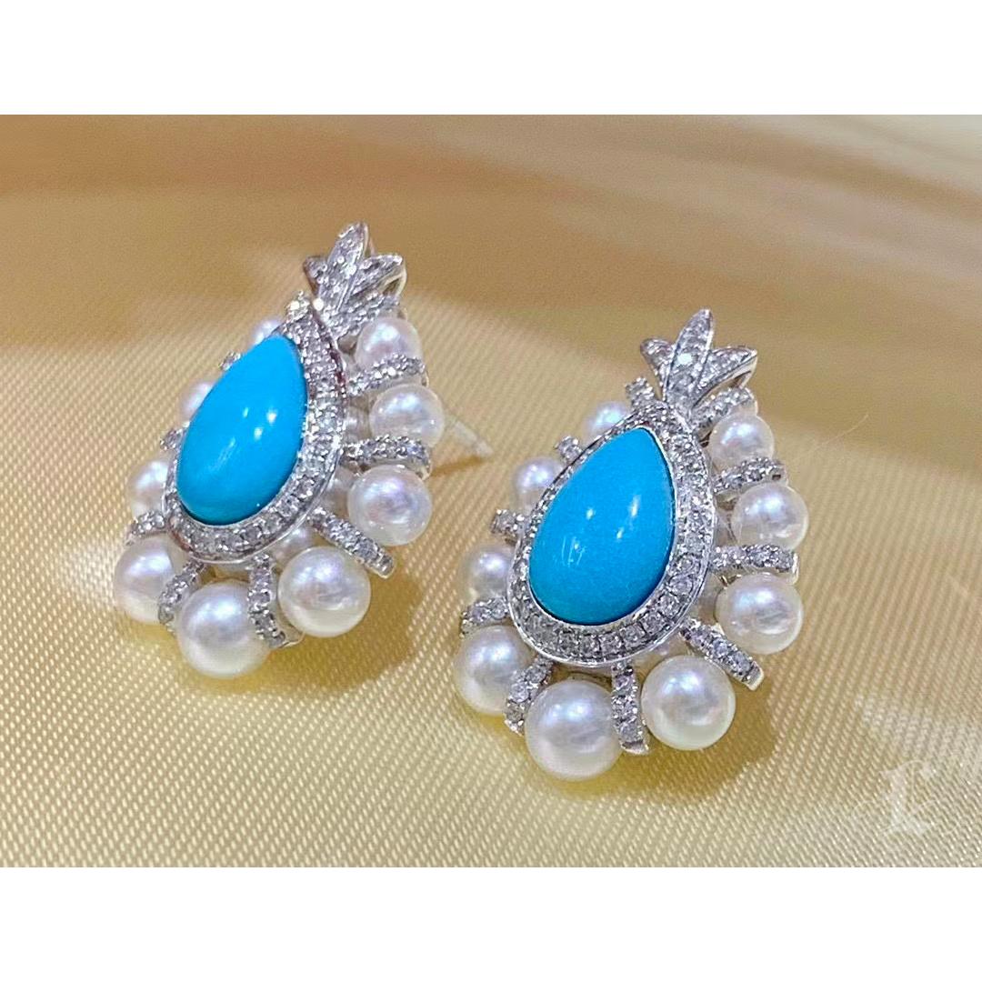 【Caelmare】Royal Crest Turquoise & Pearl Medallion Earrings For Sale 3
