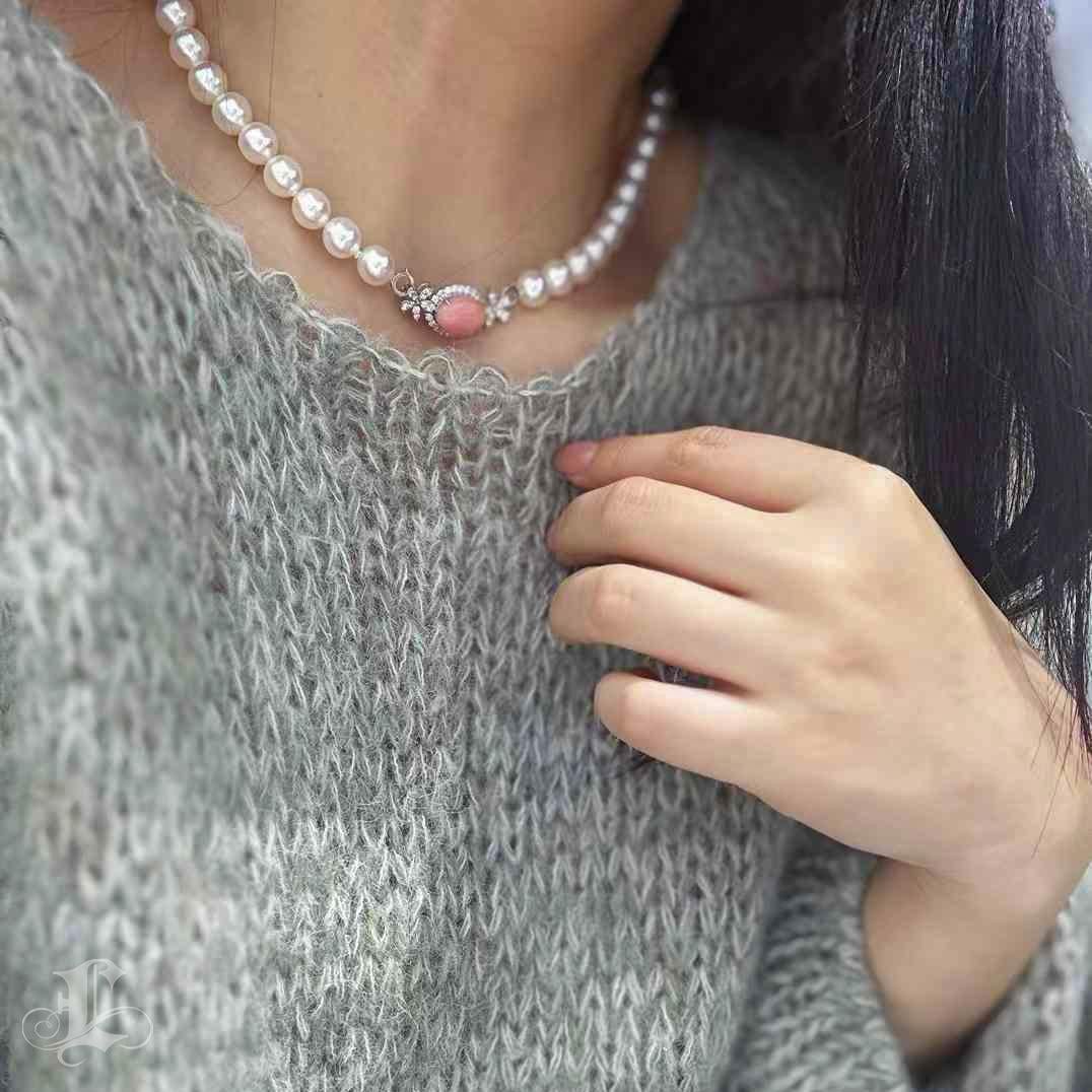 Una miscela poetica di rarità e grazia, questa collana Empress Aurora Crown abbina un fulgido centro di perle Conch con un filo di lucenti perle Aurora Akoya.
La perla Conch di forma ovale brilla di una tonalità rosa arancio e di un sottile motivo a