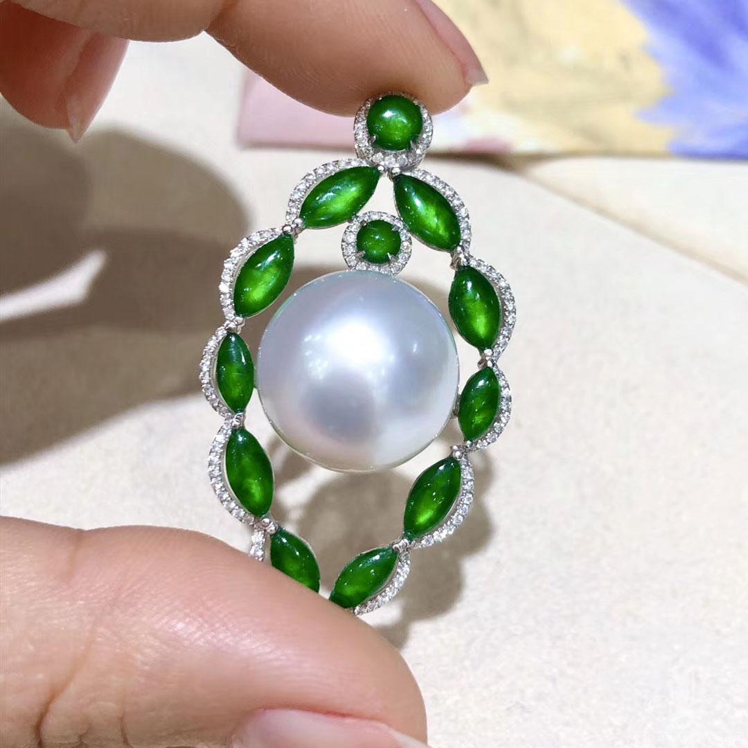 Ciondolo con corona di giada e perle dei mari del Sud In condizioni Nuovo in vendita a New York, NY