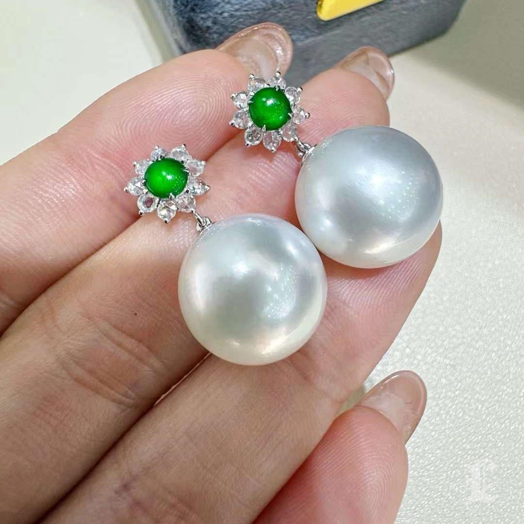 Donna Orecchini con giada e perle dei mari del sud in vendita
