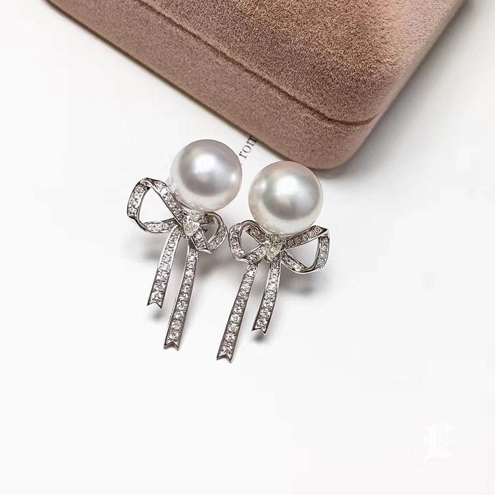 【Lustre Arc】Bows of Light South Sea Pearl Diamond Earrings In New Condition For Sale In New York, NY