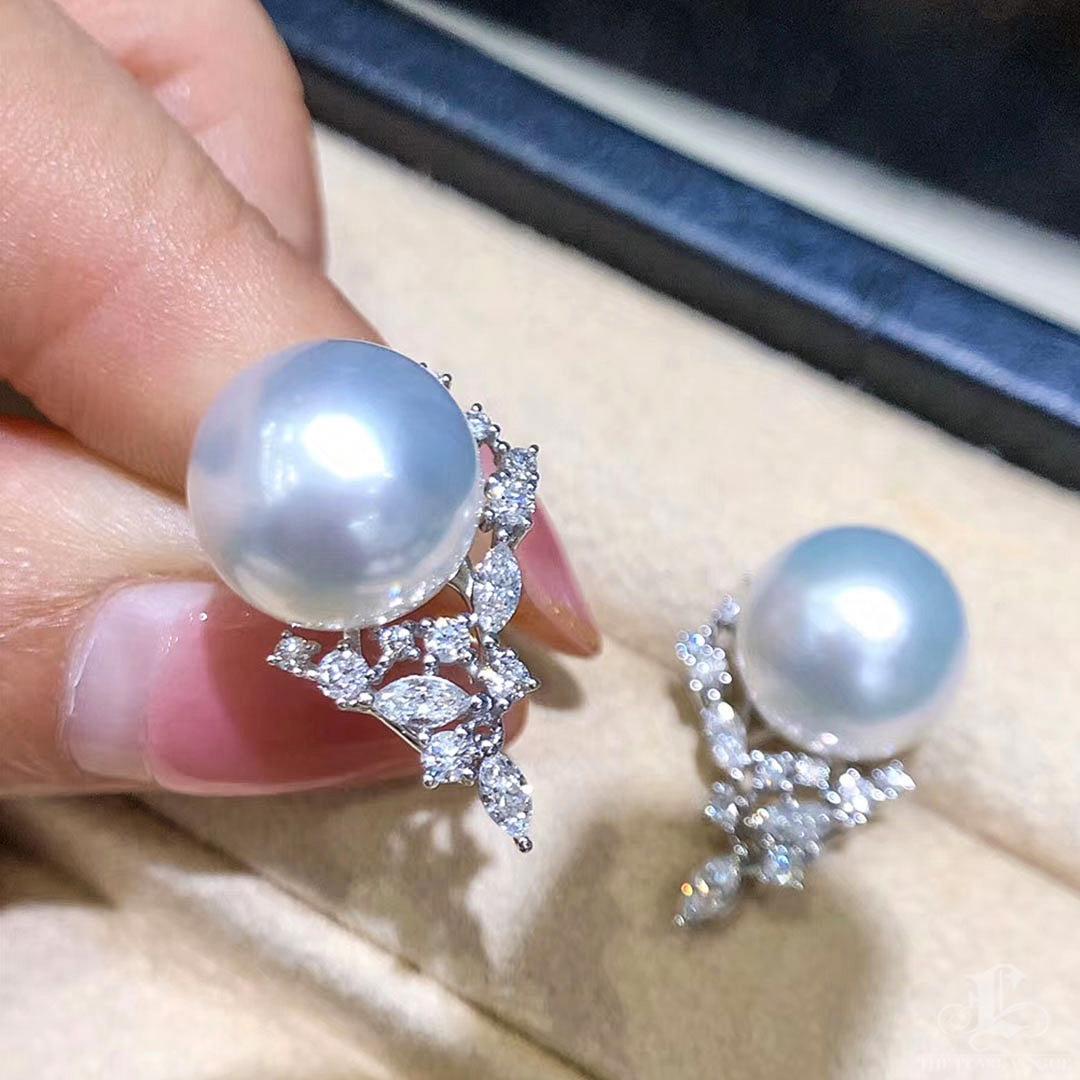 【Crown Radiance】Vine-Set Diamond Frame AAAA South Sea Pearl Evening Earrings In New Condition For Sale In New York, NY