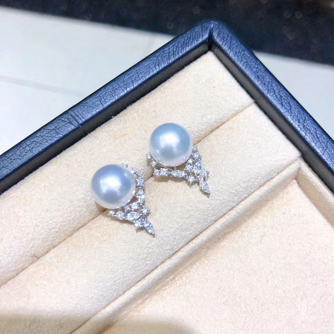 【Crown Radiance】Vine-Set Diamond Frame AAAA South Sea Pearl Evening Earrings For Sale 1