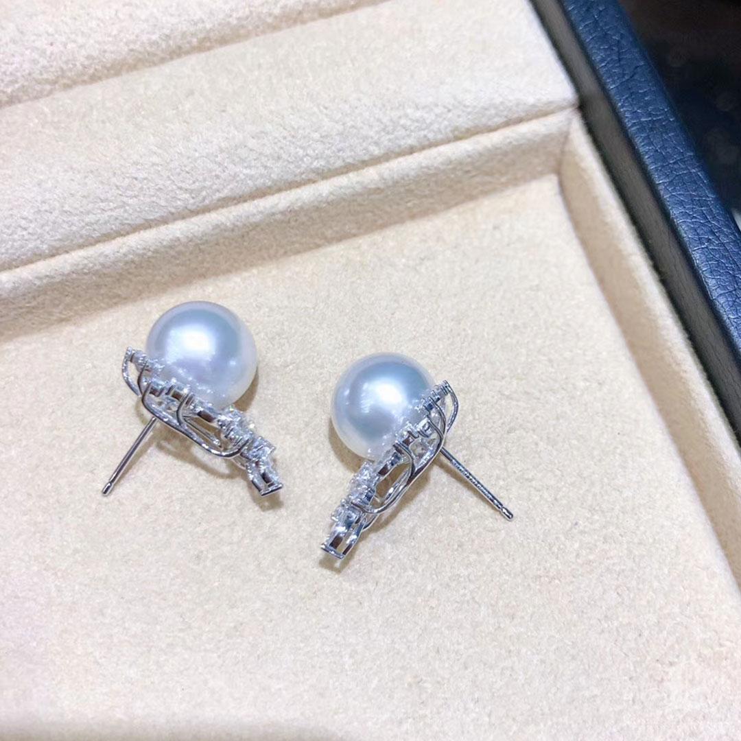 【Crown Radiance】Vine-Set Diamond Frame AAAA South Sea Pearl Evening Earrings For Sale 2