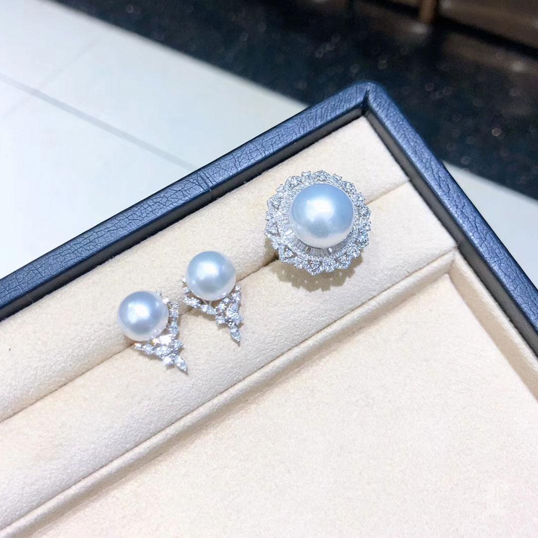 【Crown Radiance】Vine-Set Diamond Frame AAAA South Sea Pearl Evening Earrings For Sale 3