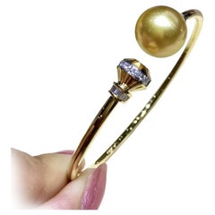 Bracelet manchette ouvert en perles des mers du sud sculptées avec diamant en couronne AAAA et or